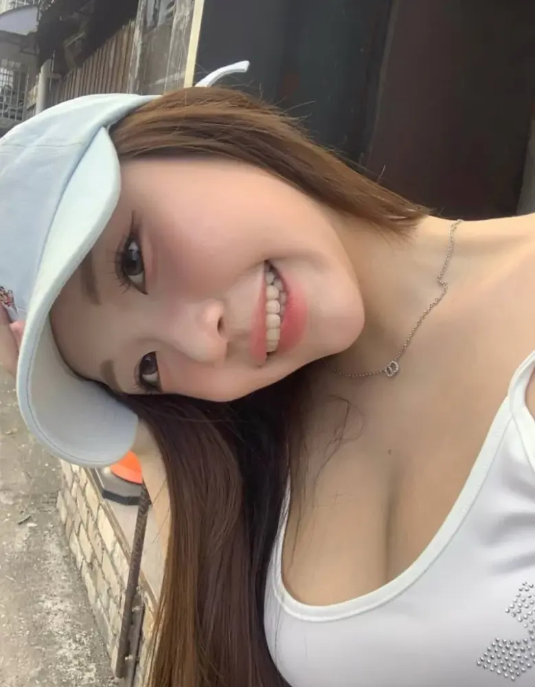 穿着背后大号5的紧身球衣反差骑乘，大屁股完全露出来上下猛摇，肉浪拍打不停，还自己伸手掰开臀瓣让人看得更清楚。