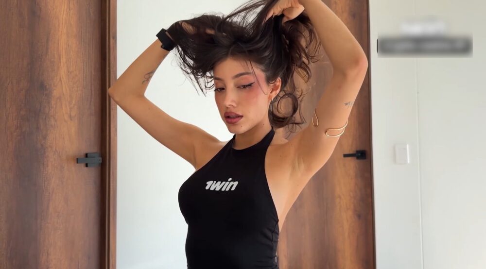 拉丁裔继妹苦苦哀求让人操她的屁股